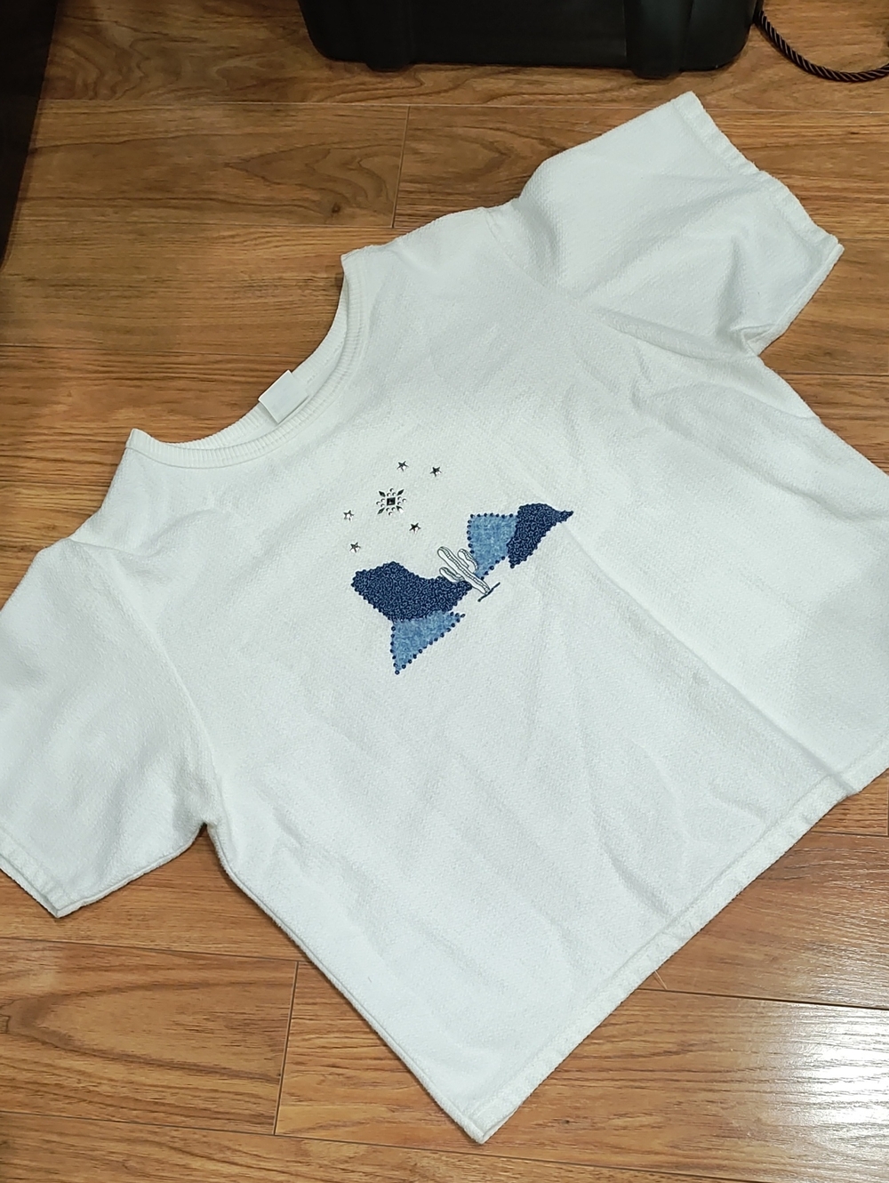 Source Unknown White Short Sleeve Tee with Blue Patch Design
